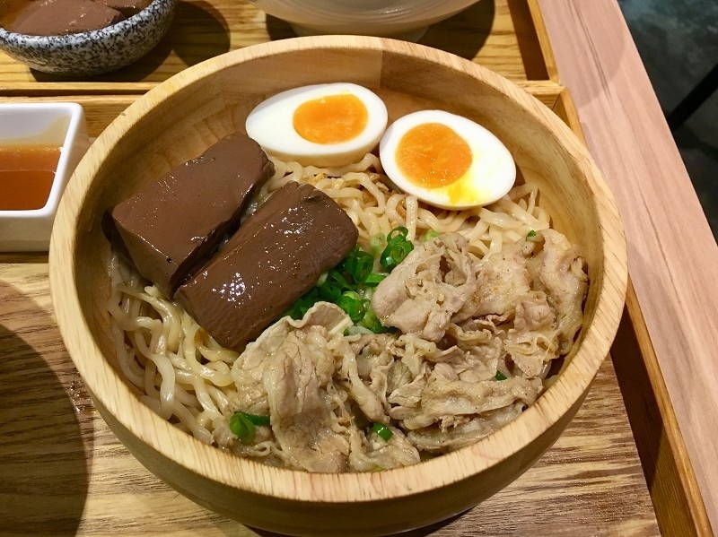 【台北｜中山站】大師兄銷魂麵舖 中山店＿麻辣牛肉湯就是要跟銷魂乾拌麵分開吃＿獨門辣醬讓整碗麵都銷魂了起來