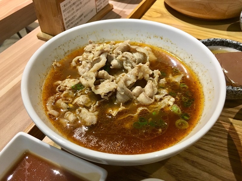 【台北｜中山站】大師兄銷魂麵舖 中山店＿麻辣牛肉湯就是要跟銷魂乾拌麵分開吃＿獨門辣醬讓整碗麵都銷魂了起來