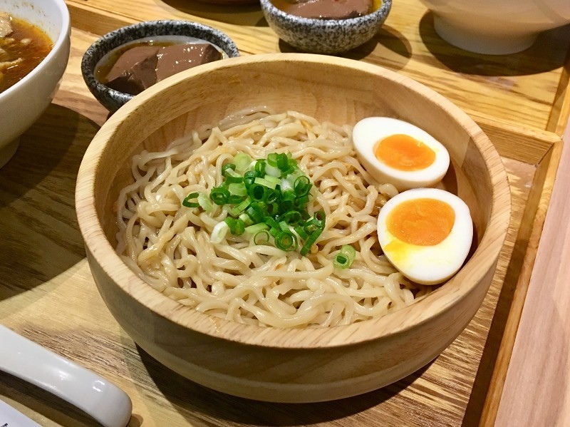 【台北｜中山站】大師兄銷魂麵舖 中山店＿麻辣牛肉湯就是要跟銷魂乾拌麵分開吃＿獨門辣醬讓整碗麵都銷魂了起來