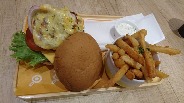 Woosa屋莎鬆餅屋:高雄夢時代~Woosa 屋莎鬆餅屋~雲朵優格與蓬鬆綿密的鬆餅~視覺味覺一百分~