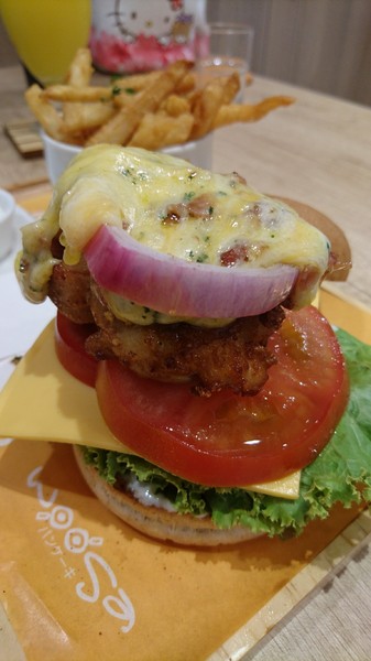 Woosa屋莎鬆餅屋:高雄夢時代~Woosa 屋莎鬆餅屋~雲朵優格與蓬鬆綿密的鬆餅~視覺味覺一百分~