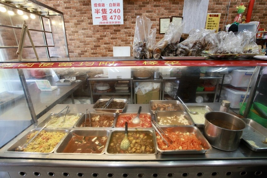 台南市安平區吃。台南市｜安平區。「黃記好吃雞肉」對抗通膨便當店，每隻雞只能做出5個美味雞肉便當「黃記好吃雞肉」。