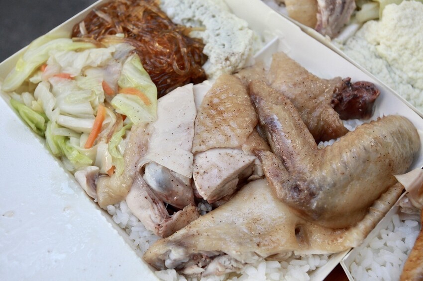 台南市安平區吃。台南市｜安平區。「黃記好吃雞肉」對抗通膨便當店，每隻雞只能做出5個美味雞肉便當「黃記好吃雞肉」。