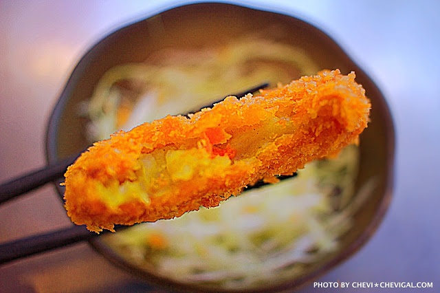 台中南屯│不二魂 日式雞排-總本舖＊台中雞排推荐。厚度和50元直徑比一比。還有幾近爆漿的起司可樂餅！