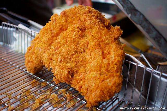 台中南屯│不二魂 日式雞排-總本舖＊台中雞排推荐。厚度和50元直徑比一比。還有幾近爆漿的起司可樂餅！