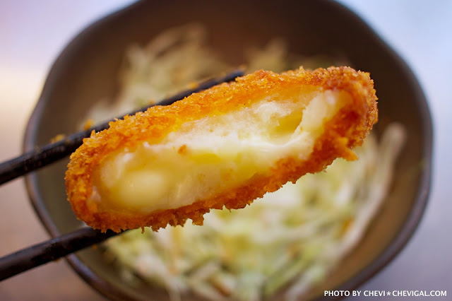 台中南屯│不二魂 日式雞排-總本舖＊台中雞排推荐。厚度和50元直徑比一比。還有幾近爆漿的起司可樂餅！