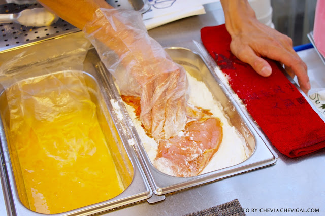 台中南屯│不二魂 日式雞排-總本舖＊台中雞排推荐。厚度和50元直徑比一比。還有幾近爆漿的起司可樂餅！