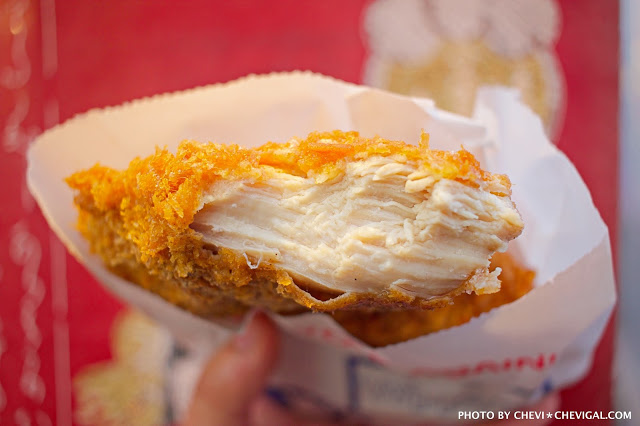 台中南屯│不二魂 日式雞排-總本舖＊台中雞排推荐。厚度和50元直徑比一比。還有幾近爆漿的起司可樂餅！