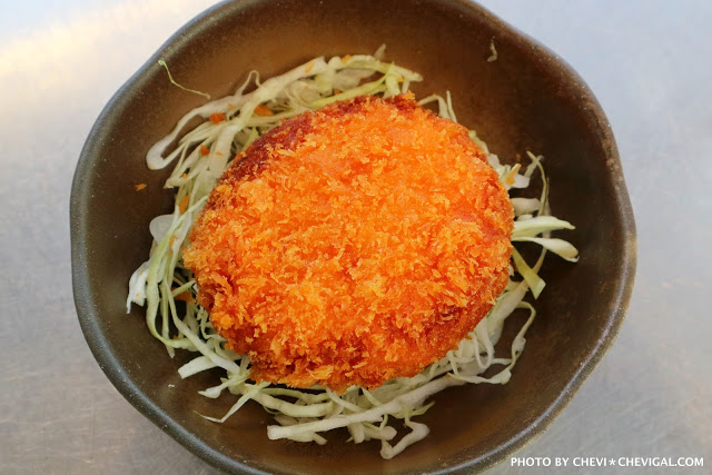 台中南屯│不二魂 日式雞排-總本舖＊台中雞排推荐。厚度和50元直徑比一比。還有幾近爆漿的起司可樂餅！