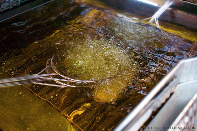 台中南屯│不二魂 日式雞排-總本舖＊台中雞排推荐。厚度和50元直徑比一比。還有幾近爆漿的起司可樂餅！