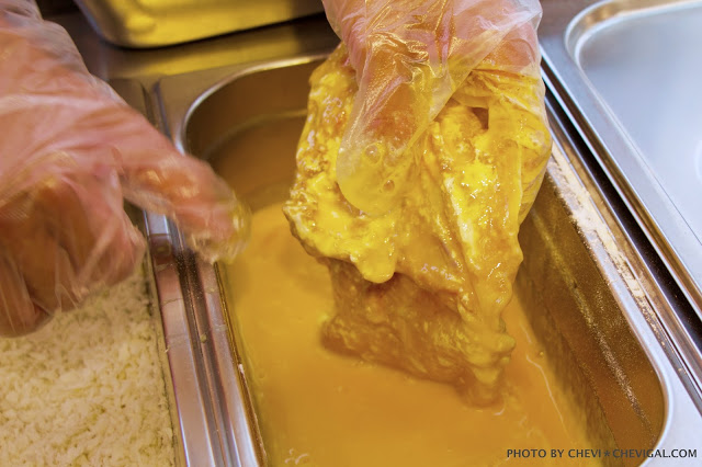 台中南屯│不二魂 日式雞排-總本舖＊台中雞排推荐。厚度和50元直徑比一比。還有幾近爆漿的起司可樂餅！