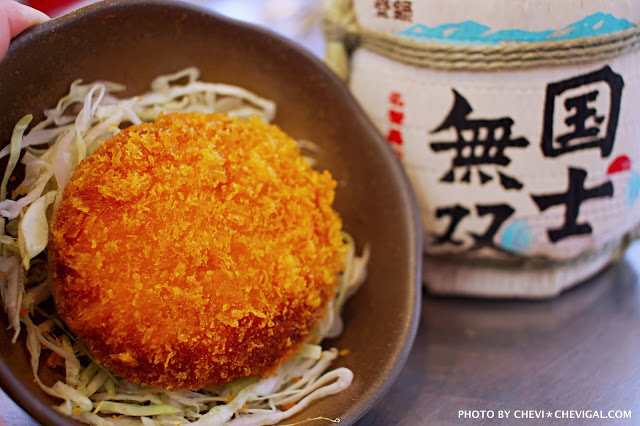 台中南屯│不二魂 日式雞排-總本舖＊台中雞排推荐。厚度和50元直徑比一比。還有幾近爆漿的起司可樂餅！