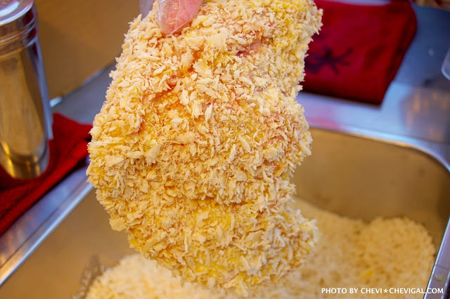 台中南屯│不二魂 日式雞排-總本舖＊台中雞排推荐。厚度和50元直徑比一比。還有幾近爆漿的起司可樂餅！