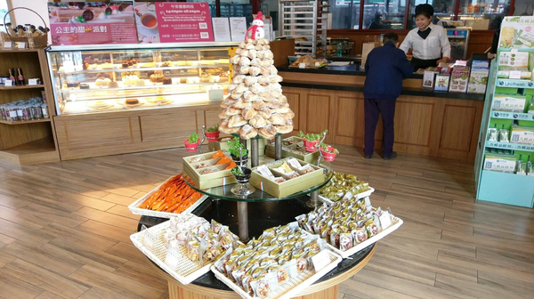 BISTRO181 法式烘焙坊：桃園龜山Bistro181 法式烘焙坊-主打健康天然麵包，採用自種植物 ，現正推出派對餐盒 ，還有法國麵包裹烤雞超吸睛!!聖誕節不用再東奔西跑