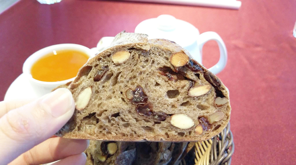 BISTRO181 法式烘焙坊：桃園龜山Bistro181 法式烘焙坊-主打健康天然麵包，採用自種植物 ，現正推出派對餐盒 ，還有法國麵包裹烤雞超吸睛!!聖誕節不用再東奔西跑