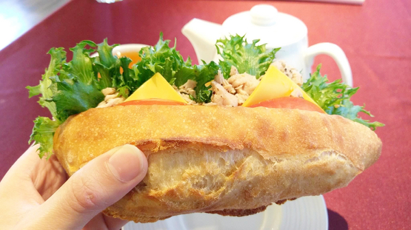 BISTRO181 法式烘焙坊：桃園龜山Bistro181 法式烘焙坊-主打健康天然麵包，採用自種植物 ，現正推出派對餐盒 ，還有法國麵包裹烤雞超吸睛!!聖誕節不用再東奔西跑