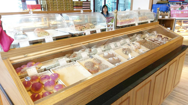 BISTRO181 法式烘焙坊：桃園龜山Bistro181 法式烘焙坊-主打健康天然麵包，採用自種植物 ，現正推出派對餐盒 ，還有法國麵包裹烤雞超吸睛!!聖誕節不用再東奔西跑