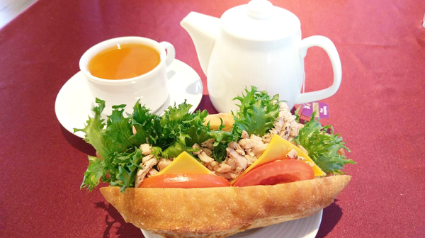 BISTRO181 法式烘焙坊：桃園龜山Bistro181 法式烘焙坊-主打健康天然麵包，採用自種植物 ，現正推出派對餐盒 ，還有法國麵包裹烤雞超吸睛!!聖誕節不用再東奔西跑