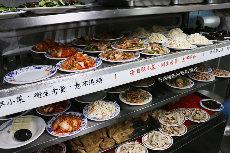 南機場夜市第一名排隊美食『來來水餃』豬肉大白菜水餃、限量韭菜水餃、酸辣湯，內用外帶，菜單價位(捷運小南門站)