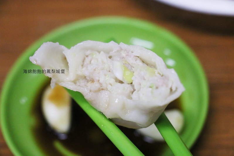 南機場夜市第一名排隊美食『來來水餃』豬肉大白菜水餃、限量韭菜水餃、酸辣湯，內用外帶，菜單價位(捷運小南門站)