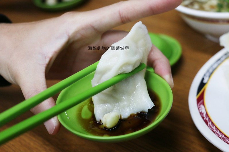 南機場夜市第一名排隊美食『來來水餃』豬肉大白菜水餃、限量韭菜水餃、酸辣湯，內用外帶，菜單價位(捷運小南門站)