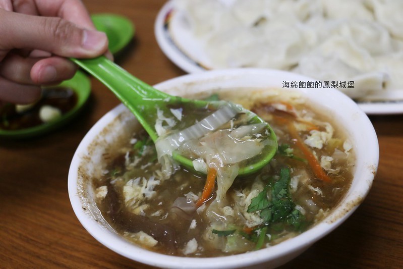 南機場夜市第一名排隊美食『來來水餃』豬肉大白菜水餃、限量韭菜水餃、酸辣湯，內用外帶，菜單價位(捷運小南門站)