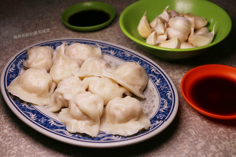 南機場夜市第一名排隊美食『來來水餃』豬肉大白菜水餃、限量韭菜水餃、酸辣湯，內用外帶，菜單價位(捷運小南門站)