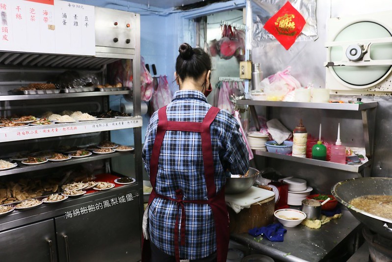 南機場夜市第一名排隊美食『來來水餃』豬肉大白菜水餃、限量韭菜水餃、酸辣湯，內用外帶，菜單價位(捷運小南門站)