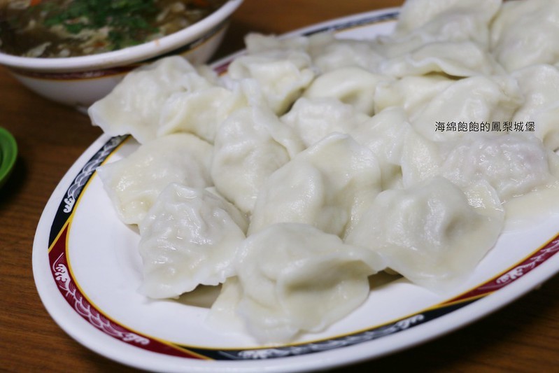 南機場夜市第一名排隊美食『來來水餃』豬肉大白菜水餃、限量韭菜水餃、酸辣湯，內用外帶，菜單價位(捷運小南門站)