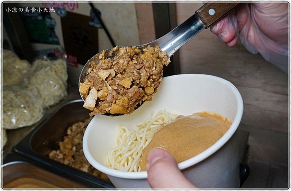 老陳涼麵逢甲店:台中西屯』老陳涼麵║逢甲排隊宵夜美食!台北爆紅涼麵來台中了,麻醬+炸醬雙重口感,超狂!