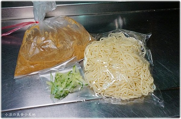 老陳涼麵逢甲店:台中西屯』老陳涼麵║逢甲排隊宵夜美食!台北爆紅涼麵來台中了,麻醬+炸醬雙重口感,超狂!