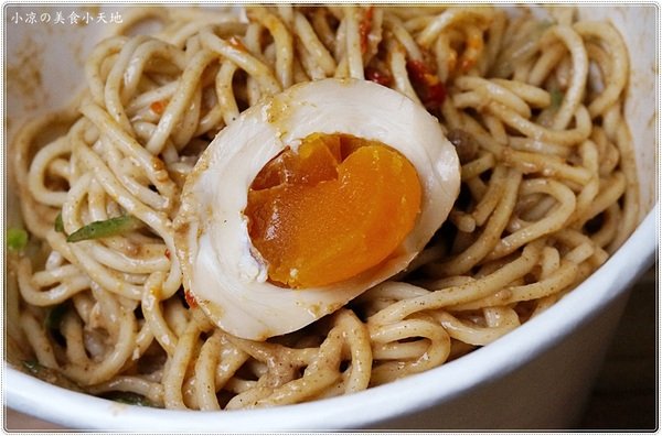 老陳涼麵逢甲店:台中西屯』老陳涼麵║逢甲排隊宵夜美食!台北爆紅涼麵來台中了,麻醬+炸醬雙重口感,超狂!