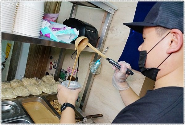 老陳涼麵逢甲店:台中西屯』老陳涼麵║逢甲排隊宵夜美食!台北爆紅涼麵來台中了,麻醬+炸醬雙重口感,超狂!