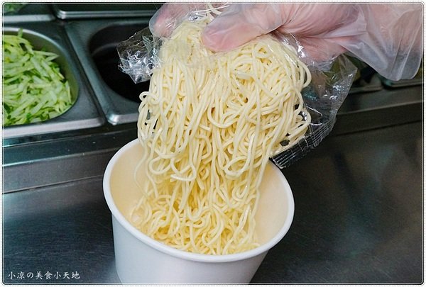 老陳涼麵逢甲店:台中西屯』老陳涼麵║逢甲排隊宵夜美食!台北爆紅涼麵來台中了,麻醬+炸醬雙重口感,超狂!