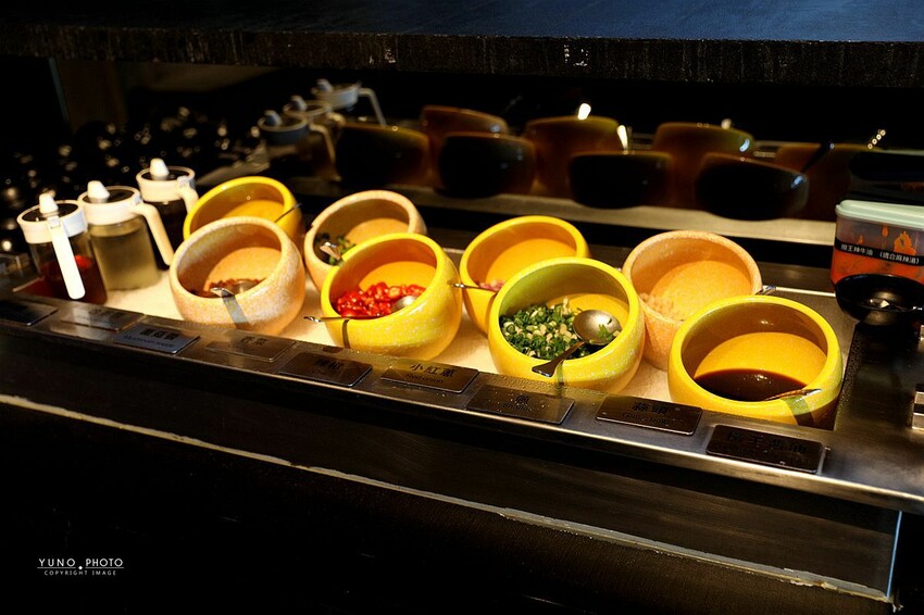 台北市信義區火鍋控新選擇！粵式煲湯「胡椒豬肚雞」當鍋底 細火慢燉濃郁香醇 一吃就愛上｜撈王鍋物料理(台北世貿101站)