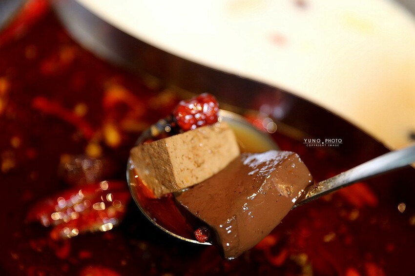 台北市信義區火鍋控新選擇！粵式煲湯「胡椒豬肚雞」當鍋底 細火慢燉濃郁香醇 一吃就愛上｜撈王鍋物料理(台北世貿101站)