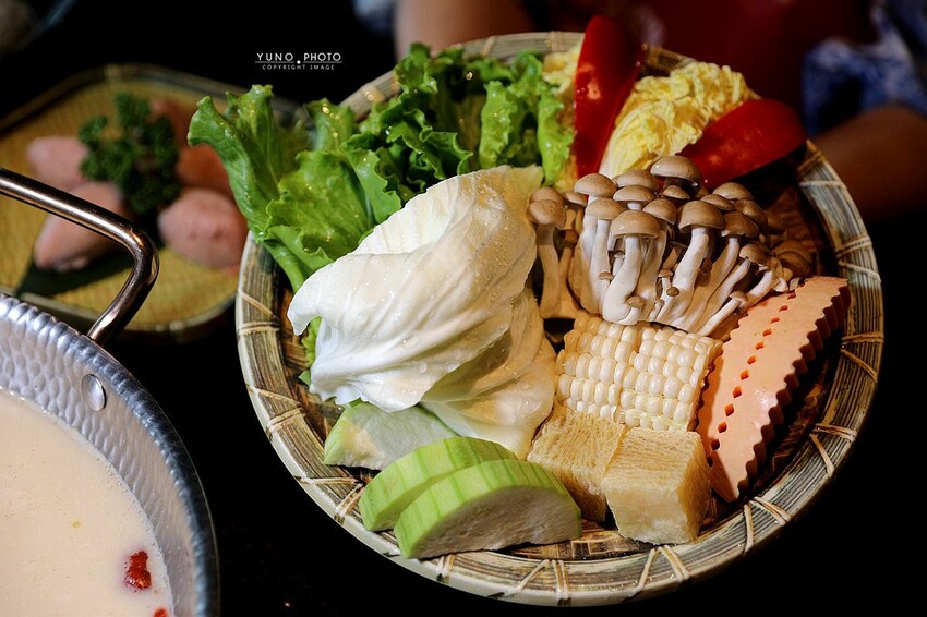 台北市信義區火鍋控新選擇！粵式煲湯「胡椒豬肚雞」當鍋底 細火慢燉濃郁香醇 一吃就愛上｜撈王鍋物料理(台北世貿101站)