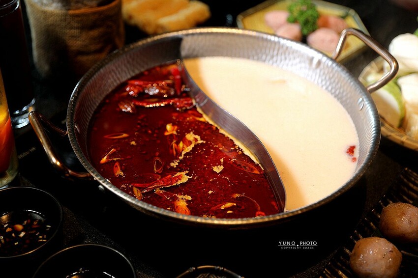 台北市信義區火鍋控新選擇！粵式煲湯「胡椒豬肚雞」當鍋底 細火慢燉濃郁香醇 一吃就愛上｜撈王鍋物料理(台北世貿101站)