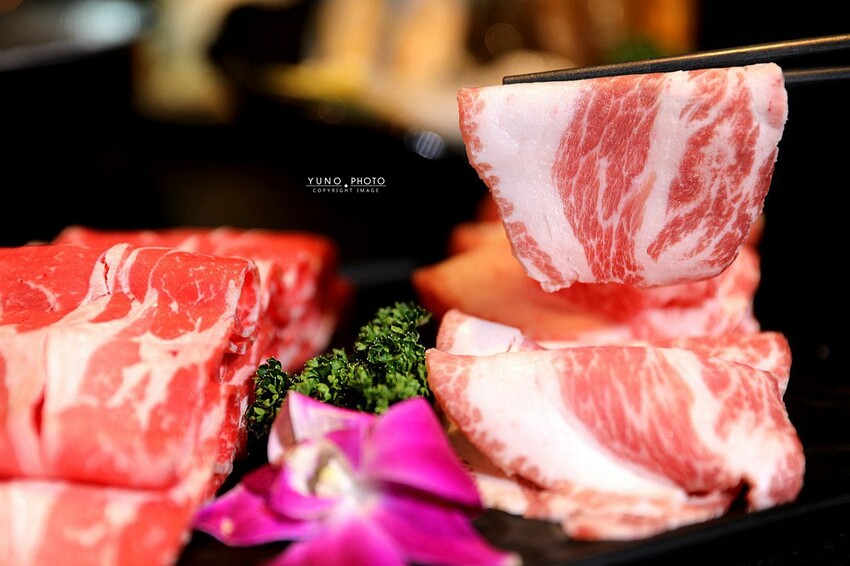 台北市信義區火鍋控新選擇！粵式煲湯「胡椒豬肚雞」當鍋底 細火慢燉濃郁香醇 一吃就愛上｜撈王鍋物料理(台北世貿101站)