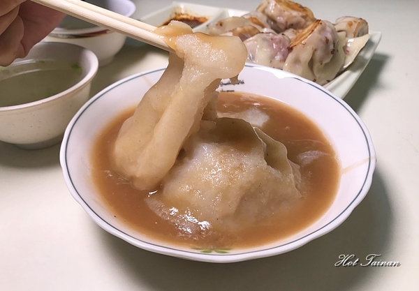 亂世煎雄：【台南美食】在地人的早餐！秒殺~台式雪花煎餃與肉圓的雙料美味