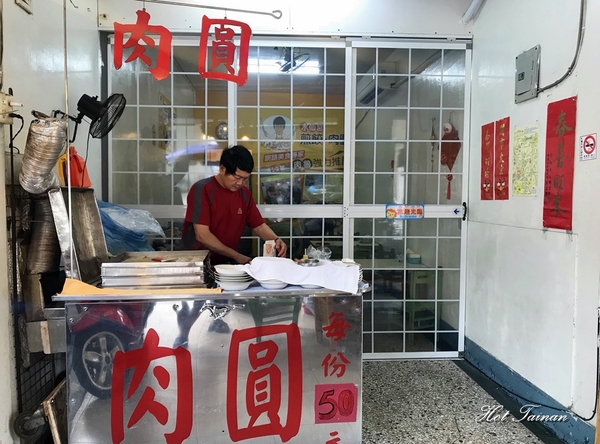 亂世煎雄：【台南美食】在地人的早餐！秒殺~台式雪花煎餃與肉圓的雙料美味