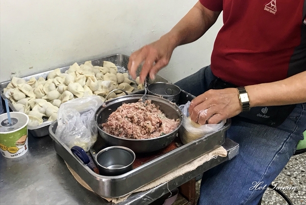 亂世煎雄：【台南美食】在地人的早餐！秒殺~台式雪花煎餃與肉圓的雙料美味