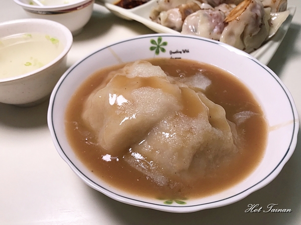 亂世煎雄：【台南美食】在地人的早餐！秒殺~台式雪花煎餃與肉圓的雙料美味