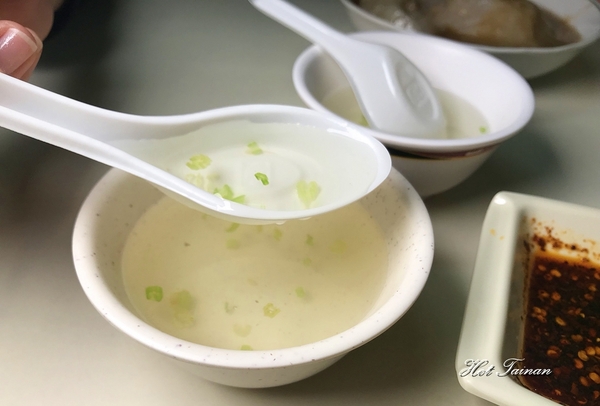 亂世煎雄：【台南美食】在地人的早餐！秒殺~台式雪花煎餃與肉圓的雙料美味