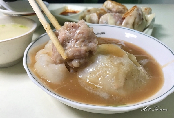 亂世煎雄：【台南美食】在地人的早餐！秒殺~台式雪花煎餃與肉圓的雙料美味