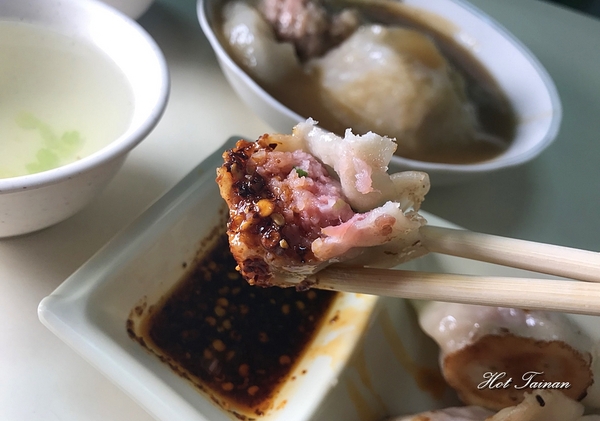 亂世煎雄：【台南美食】在地人的早餐！秒殺~台式雪花煎餃與肉圓的雙料美味