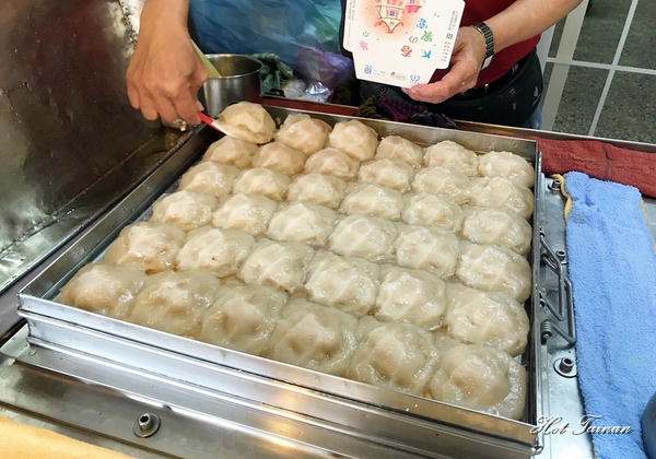 亂世煎雄：【台南美食】在地人的早餐！秒殺~台式雪花煎餃與肉圓的雙料美味