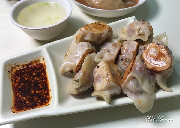 亂世煎雄：【台南美食】在地人的早餐！秒殺~台式雪花煎餃與肉圓的雙料美味