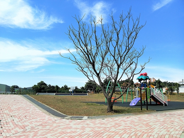 東海國小:【台中市景點】東海國小~可愛動物藝術裝置