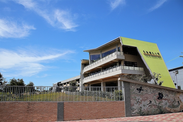 東海國小:【台中市景點】東海國小~可愛動物藝術裝置